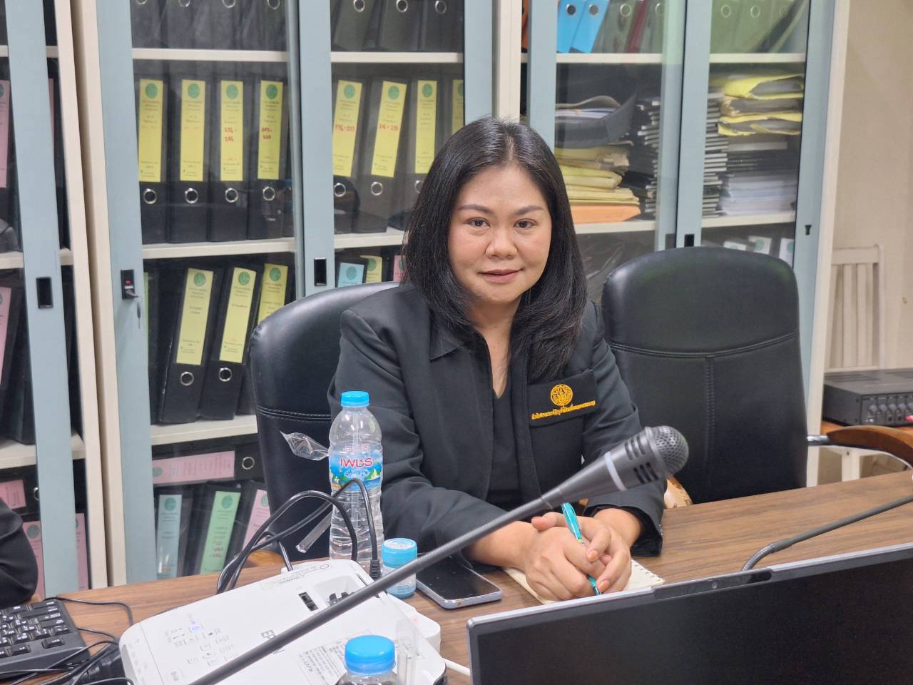 title - ผู้ตรวจราชการ ส.ป.ก. ลงพื้นที่จังหวัดมหาสารคาม ประชุมติดตามความก้าวหน้าผลการดำเนินงาน พร้อมตรวจเยี่ยมให้กำลังใจกลุ่มวิสาหกิจชุมชนผู้ปลูกสมุนไพร และกลุ่มวิสาหกิจชุมชนแปรรูปผลผลิตทางการเกษตร
